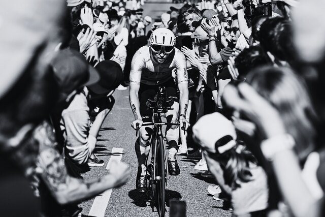 Robert Wilkowiecki racing through the crowd
